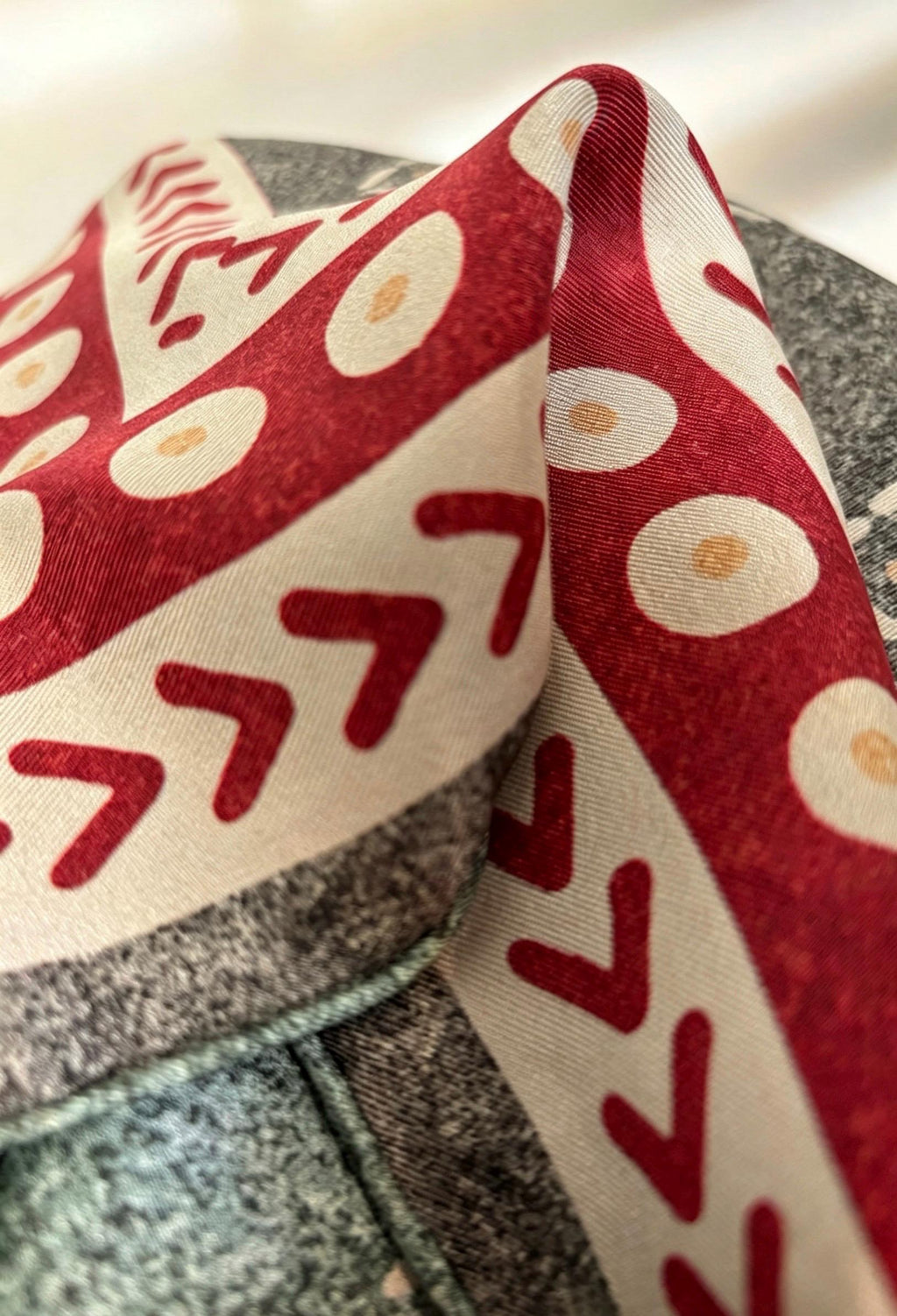 100% Mulberry Silk Scarf 27"x27" 68x68cm, Elegant Retro Twill Silk Shawl for Women, Vintage Spring Autumn Double Sided Head Scarf Gift