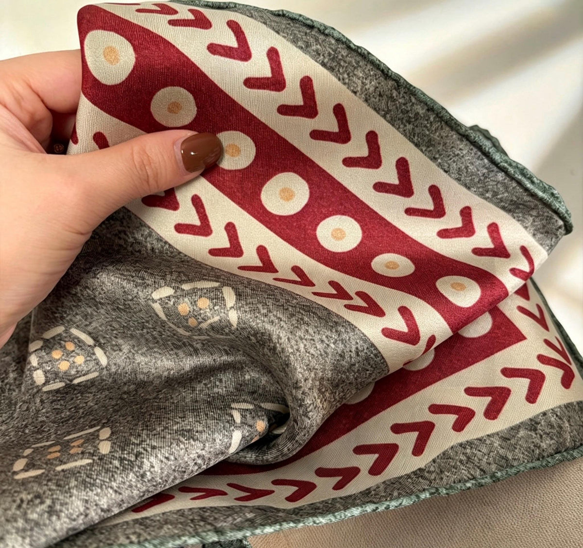 100% Mulberry Silk Scarf 27"x27" 68x68cm, Elegant Retro Twill Silk Shawl for Women, Vintage Spring Autumn Double Sided Head Scarf Gift