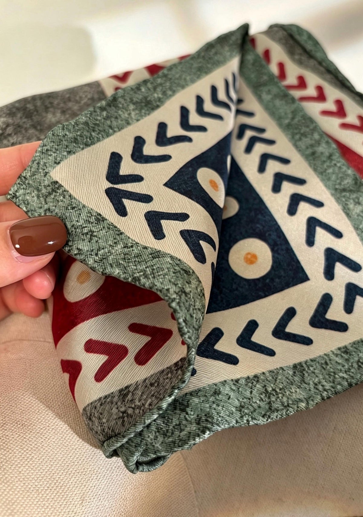 100% Mulberry Silk Scarf 27"x27" 68x68cm, Elegant Retro Twill Silk Shawl for Women, Vintage Spring Autumn Double Sided Head Scarf Gift